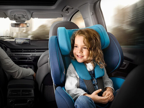 La legislación española marca desde marzo de 2003 la obligación de que todos los menores que miden menos de 150 cm deben viajar con un SRI