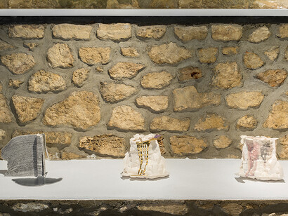 Ulrika Strömbäck, Stratification, 2014, Faïence fine émaillée, 21,6 x 22,9 x 8 cm. Retrogression, 2014, Faïence fine émaillée, 19,1 x 24,1 x 22,9 cm. Daze, 2014, Faïence fine émaillée, 17,8 x 22,9 x 20,3 cm