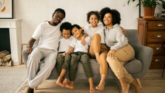 Familia reunida no sofá