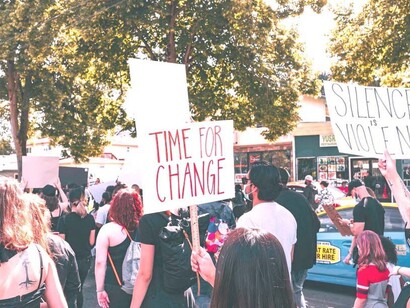 La protection sociale et la politique environnementale sont étroitement liées et nécessitent une approche universelle