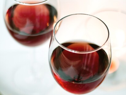 Al calice si presenta con un colore rosso rubino intenso, che tende al granato con l’invecchiamento