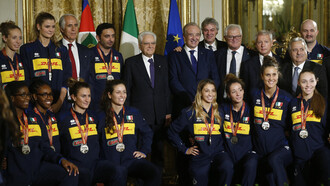 Il Presidente della Repubblica Sergio Mattarella con la Nazionale italiana femminile di pallavolo