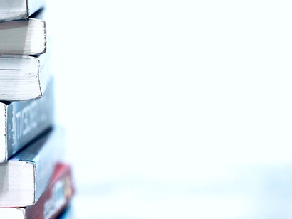 Libros cerca del escritorio