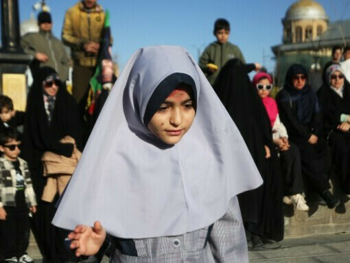 A peça de rua "Sino do Céu" foi encenada na Praça Imam Khomeini, em Hamedan, retratando o ataque à Escola Shajareh Tayyebeh em Minab, Irã