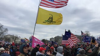 Manifestantes durante el asalto al Capitolio de los Estados Unidos en 2021, tras la derrota de Donald Trump