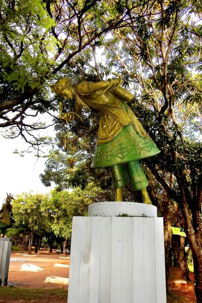 Le sue apparizioni rare sulla terra sono considerate periodi di grande prosperità e benedizione. Statua di Oxumaré, Brasilia, Brasile. Foto di Alexandre Marino 