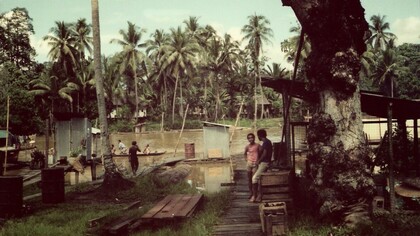 Breve sosta in un embarcadero del rio Marañón, sorgente principale del Rio delle Amazzoni che nasce a circa 160 km a nord-est di Lima, in Perù