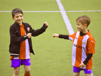 Niños practicando fútbol