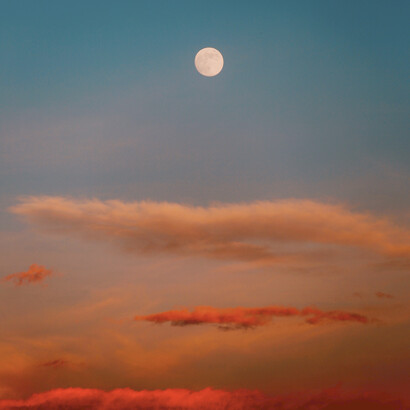 Amanecer con la luna en el cielo
