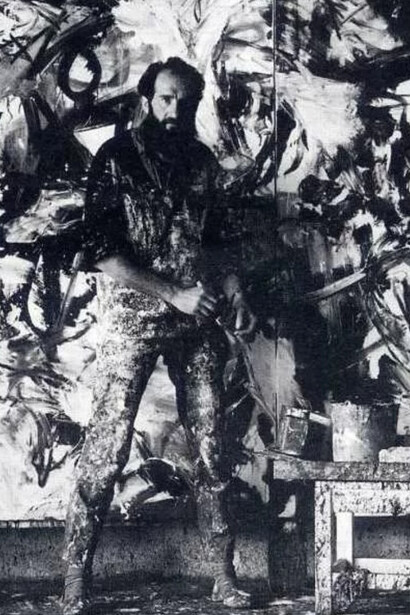 Emilio Vedova mentre dipinge nel suo laboratorio 