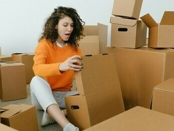 E esse novo lugar pode ser não só outra cidade, mas também outro país. É nele que a pessoa se encontra com uma sensação de dupla nacionalidade: ainda conectada às memórias, às ruas e aos laços da cidade natal, mas ao mesmo tempo inserida em um espaço que oferece oportunidades reais de crescimento e liberdade para se reinventar, escolher entre passado e presente



