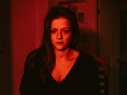 Mulher deprimida. Muitas vezes, as vítimas se sentem isoladas no ambiente de trabalho, evitando interações sociais por medo de mais hostilidades ou por vergonha da situação em que se encontram