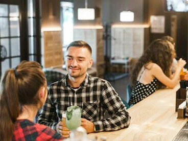 No sabía si ella frecuentaba ese bar o si su presencia allí fuese una mera casualidad. Yo volvería, eso estaba claro, porque el ambiente con o sin compañía me hacía distanciarme un poco de mis cosas