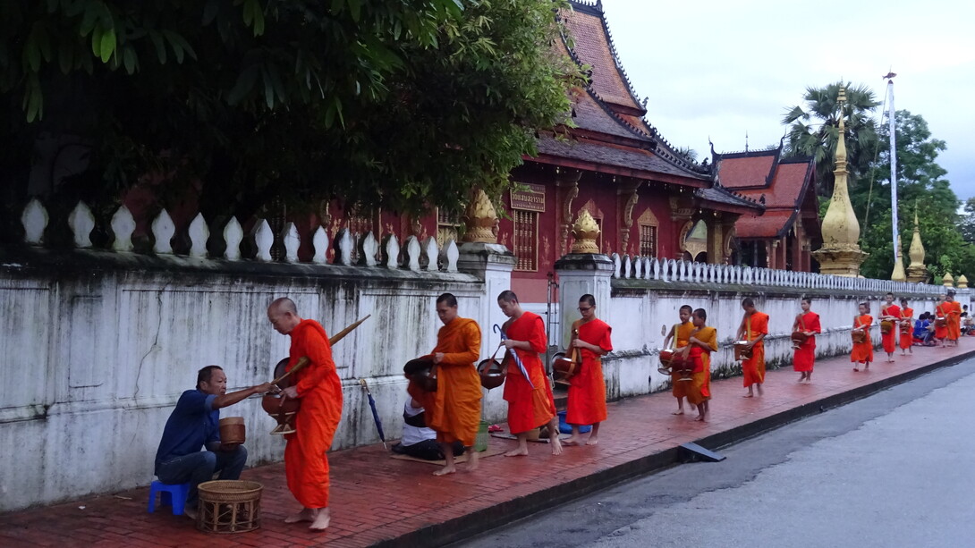 Ceremonia de ofrenda de limosnas, agosto de 2018. Vat Sensoukharam —es el templo dorado y carmesí— en Luang Prabang, Laos