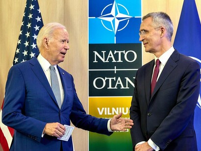 O então presidente dos EUA, Joe Biden, aperta a mão do secretário-geral da OTAN, Jens Stoltenberg em 2023. Além da Ucrânia, a Rússia está fazendo ameaças nucleares contra a OTAN e intensificando as ameaças híbridas em toda a Europa