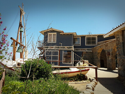 Isla Negra, Cile. Casa-museo di Pablo Neruda. In primo piano la barca e, a sinistra, il campanile