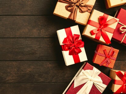 Por último, mas não menos importante vêm os consumismos, não que estes me irritem, mas deixam-me a pensar. Compreendo que as crianças vivam para esta época, pois vibram com a ideia de que o Pai Natal vem pela madrugada e lhe deixa as prendas no sapatinho