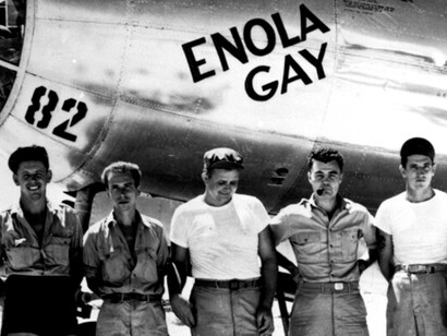 Miembros de la tripulación posan frente al bombardero Enola Gay, utilizado por Estados Unidos en el ataque nuclear sobre Hiroshima en 1945