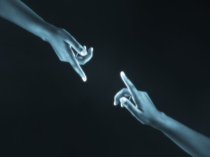 Dos manos que se aproximan