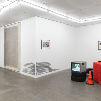 Various artists, The cars of Los Angeles, exhibition view. Courtesy of Bel Ami Gallery