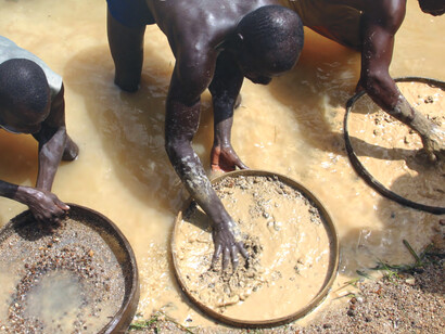 Homens trabalham em campo de mineração, Congo, África