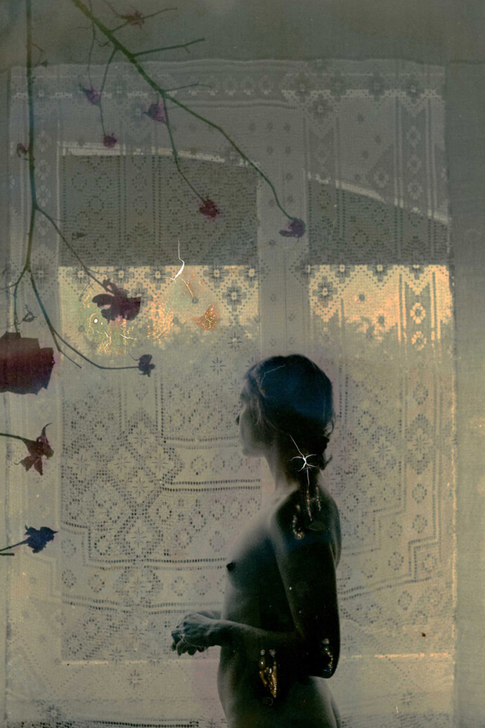 Valentina D’Accardi, Senza Titolo, dalla serie Hestia 2015, stampa ai sali d’argento con interventi di grafite, acquerello e tecnica mista, 24 x 30,5 cm