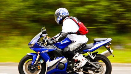 Rodando en una moto Yamaha pòr la carretera