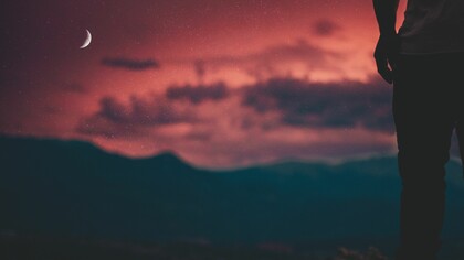 La luna vino a la fragua/ con su polisón de nardos./ El niño la mira, mira./ El niño la está mirando (Lorca)