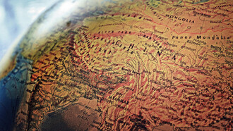 Globo terrestre posicionado no continente asiático mostra as regiões que compõem a China