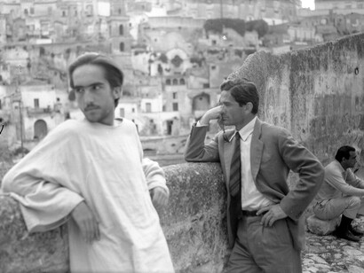 Enrique Irazoqui und Pasolini vor den Felshängen von Matera, 1964, © Associazione Pasolini Matera, Photo: Archivio Notarangelo