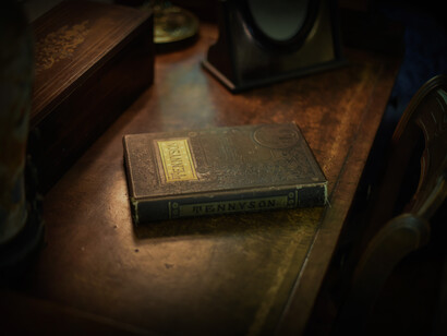 Mesa de escritor con un libro de notas cerrado