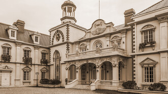 Como me lembro dos meus amigos de escola; como me sentia dessincronizado por esses meus pares que cresciam enquanto eu mingava. “Justino, tu tens que acompanhar os teus colegas porque senão ficas para trás!”, ri-me dessa voz que brotou dos recantos apagados da minha memória. Olho em volta e encontro a escola primária, a minha, onde eu também estudei. Era ela que me falava, o próprio edifício
