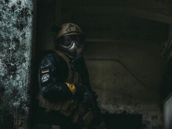 Krieg kennt keine Diskriminierung: Opfer aller Altersgruppen und Nationalitäten rufen zum Frieden auf