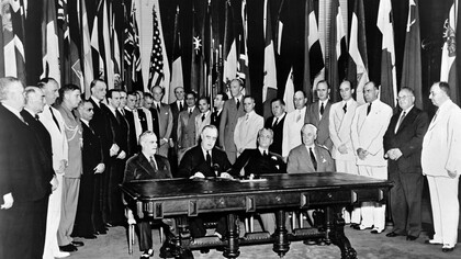 Am 1. Januar 1942 trafen sich Vertreter von 26 alliierten Nationen, die gegen die Achsenmächte kämpften, in Washington, D.C., um durch die Unterzeichnung der „Erklärung der Vereinten Nationen“ ihre Unterstützung für die Atlantik-Charta zu bekunden. Dieses Dokument enthielt die erste offizielle Verwendung des Begriffs „Vereinte Nationen“, der vom US-Präsidenten Franklin Delano Roosevelt vorgeschlagen wurde