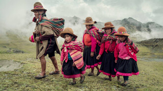 Los ayllus es una forma tradicional de comunidad social originaria de la región andina, especialmente entre Quechuas y Aymaras