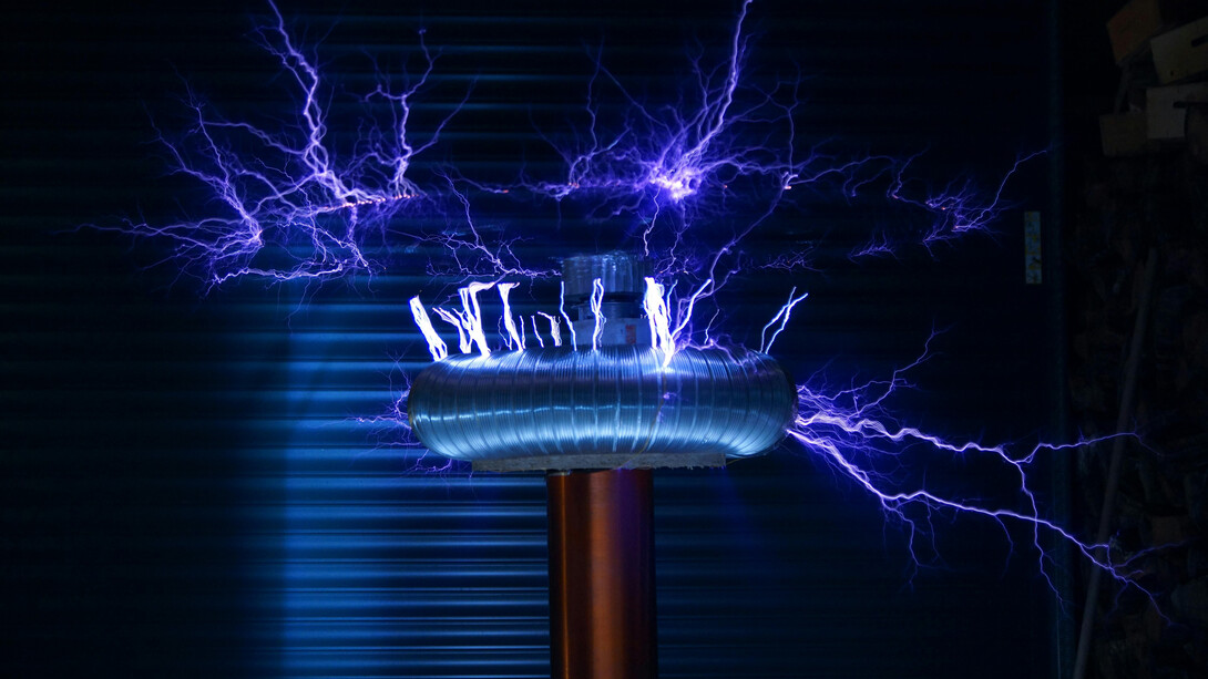 A invenção da eletricidade revolucionou a vida humana e permitiu o surgimento de tecnologias que transformaram nossa sociedade, desde a revolução industrial até a era digital, moldando o mundo moderno como conhecemos