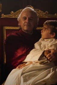 Paolo Pierobon e Enea Sala, interpreti di Papa Pio IX e Edgardo Mortara in una scena del film "Rapito", 2023, diretto e scritto da Marco Bellocchio, insieme a Susanna Nicchiarelli, Edoardo Albinati e Daniela Ceselli, un team che ha lavorato per trasporre fedelmente la complessa vicenda storica sul grande schermo