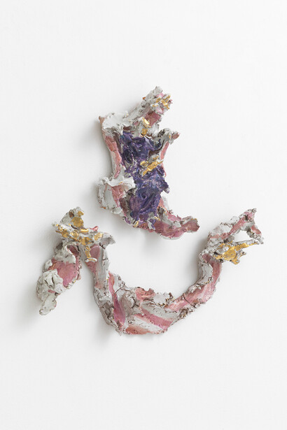 Lucio Fontana, Madonna con bambino e putti, 1956, 37 x 28 x 12 cm, Ceramica smaltata policroma, Arch. Fontana 2881/45, courtesy Studio la Città e Galleria Tonelli, foto Michele Alberto Sereni