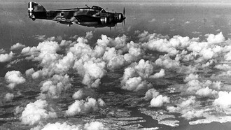 Malta, 1942: bombardieri italiani S.M.79 in volo su La Valletta