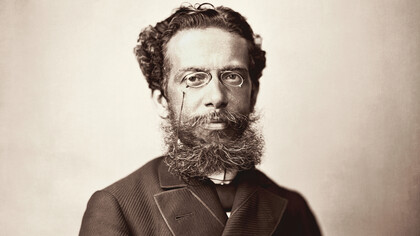 Fotografia de Machado de Assis feita por Marc Ferrez, 1980, disponível no Instituto Moreira Salles em São Paulo, Brasil. 