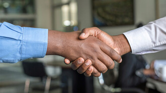 Aperto de mãos. Os interesses económicos foram suplantando ou complementando os interesses políticos