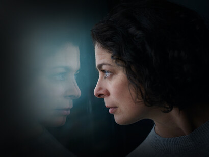 Empeñarse en ir tras la felicidad, sin embargo, suele acarrear decepción y tristeza