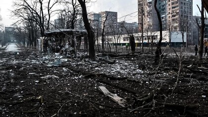 Una calle de Mariupol bajo el asedio de la ciudad durante la invasión rusa de Ucrania de 2022