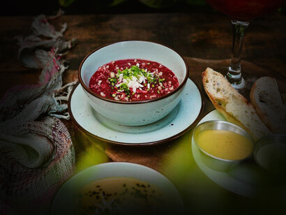 Crema de beterraga de 'Enraizados cocina vegana', ubicado en Barrio Italia de Santiago de Chile