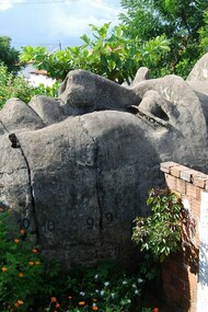 A cabeça de concreto de Santo Antônio permanece junto ao muro de uma residência em Caridade, no Ceará, onde ficou separada do corpo da estátua por décadas. A imagem inusitada acabou inspirando Socorro Acioli a criar a história de A Cabeça do Santo