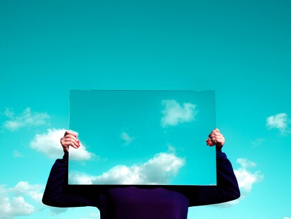 Existimos, portanto, refletimos no espelho
