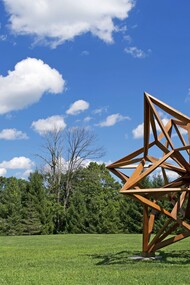 Frank Stella, installation view, left, Jasper’s Split Star, 2017; right, Frank’s Wooden Star, 2014), Courtesy of the artist and Marianne Boesky Gallery, New York and Aspen © 2020 Frank Stella/Artists Rights Society (ARS), New York, ph. Christopher E. Manning
