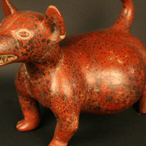 Figura zoomorfa: perro

Materiales:

Formativo Temprano 200 a.C. - 500 d.C. Estilo Colima. Complejo Ortices.

Medidas: 250 mm de alto x 360 mm de largo x 210 mm de ancho