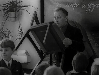 Si rese conto presto che la sua migliore caratteristica era quella di giocare e ridere con i bambini, con lezioni originali