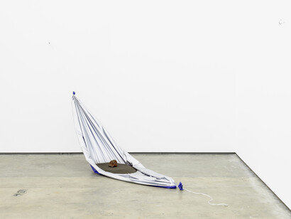 Adrien Missika, Wabi-sabi, 2015. Nylon, hilo, mosquetones de acero, arena negro, piedra Recinto. Dimensiones variables.